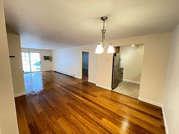 3rd image of 3 Oak Hill Lane #304