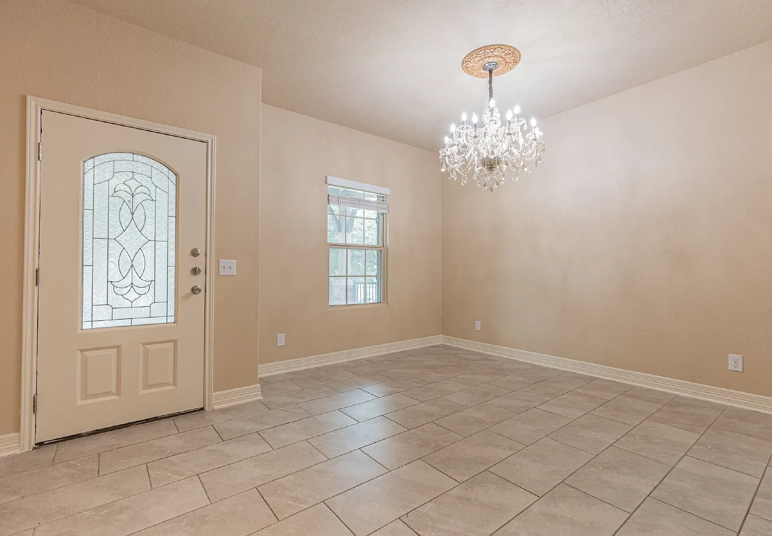 3 bed, 2.0 bath, 1733 sqft, $1,995 — Photo 4