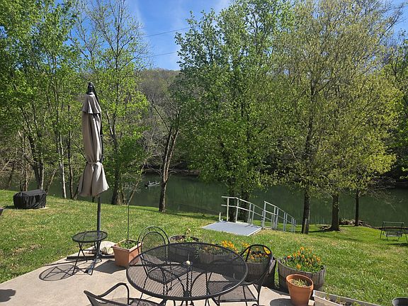 3rd image of 906 Riverside Cir