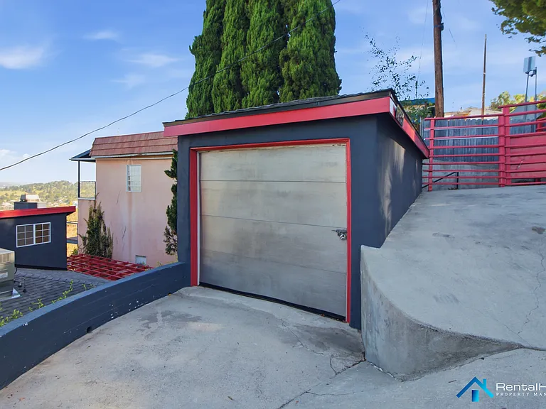 2433 Hines Dr — Photo 24