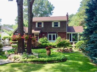 200 Country Village Ln, East Islip, NY 11730