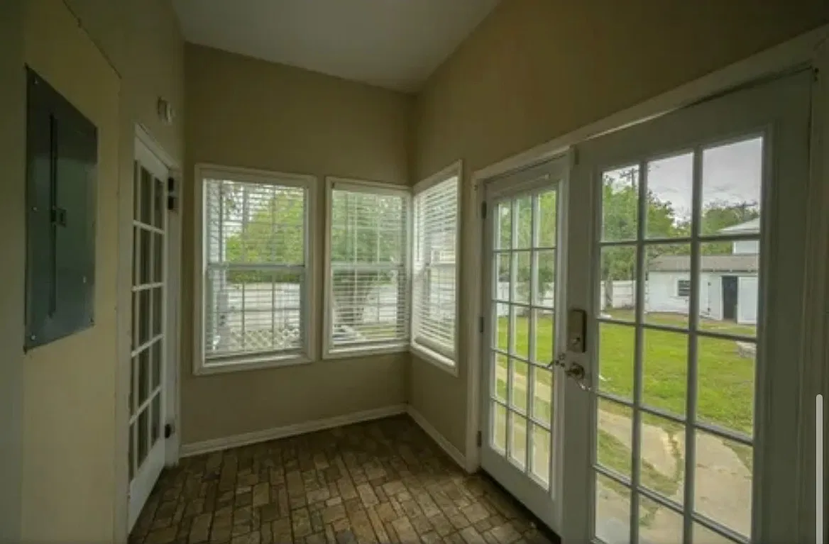 5 bed, 2.5 bath, 2900 sqft, $2,500 — Photo 4