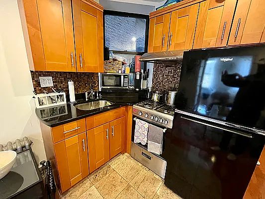 5th image of 154 Allen St APT 2B