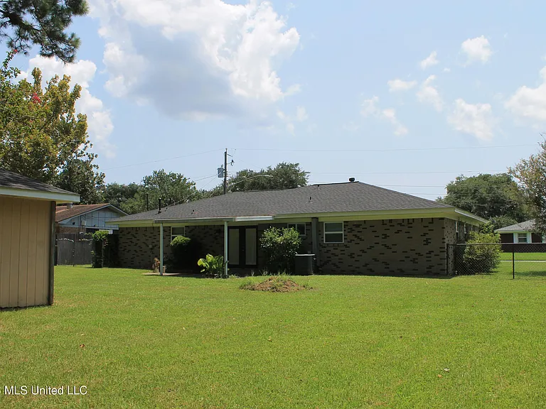 218 Alverado Dr — Photo 16