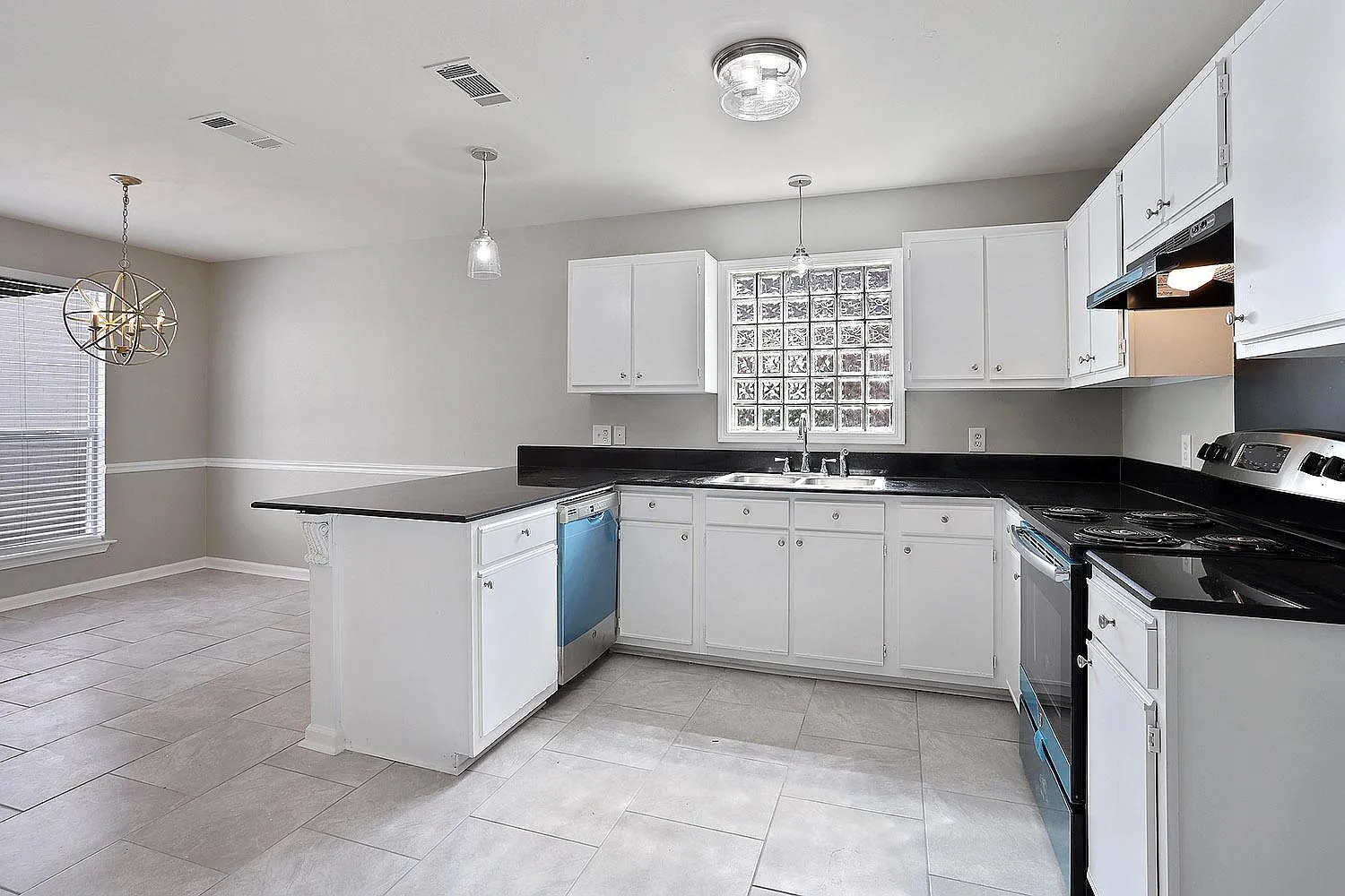 3 bed, 1300 sqft, $1,450 — Photo 2