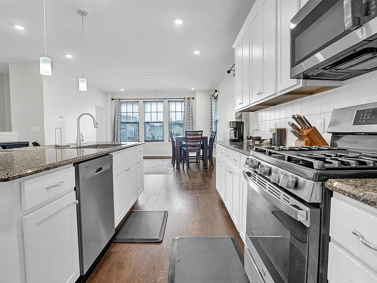 1202 Commack Dr — Photo 5