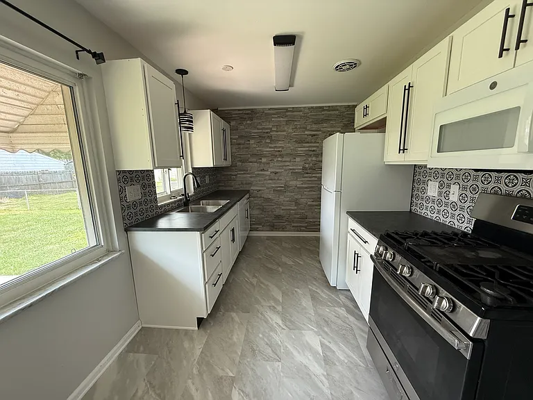 1047 Kirk St — Photo 2