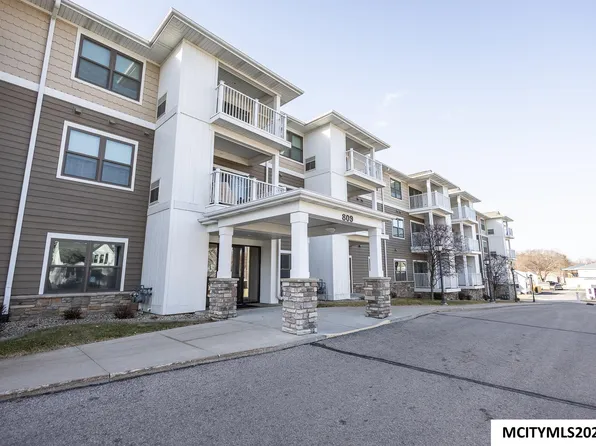 809 7th Ave N APT 102, Clear Lake, IA 50428