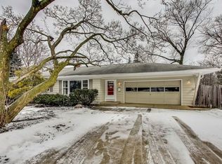 719 S Gables Blvd, Wheaton, IL 60189