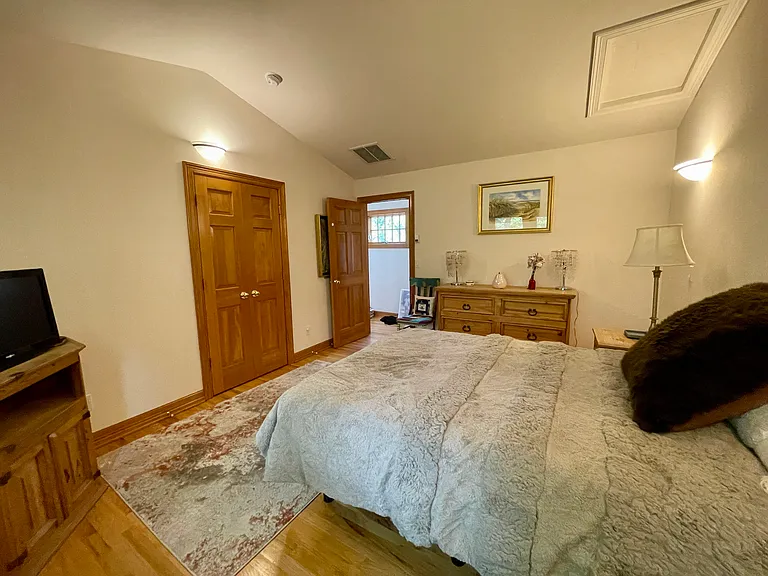 560 University Ave — Photo 50