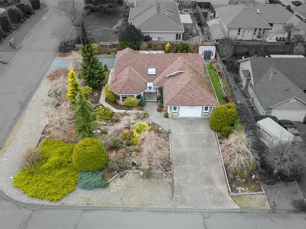 559 Hollywood Rd, Qualicum Beach, BC V9K 1A1