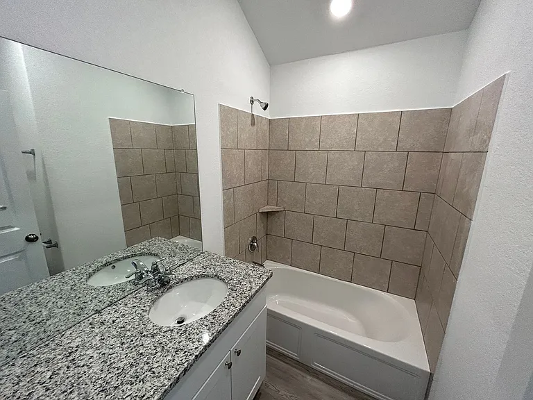 14706 Somerset Ml — Photo 17