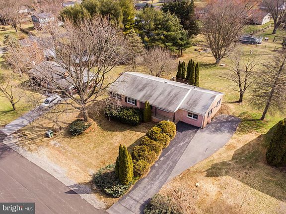 3rd image of 11811 Sycamore Dr