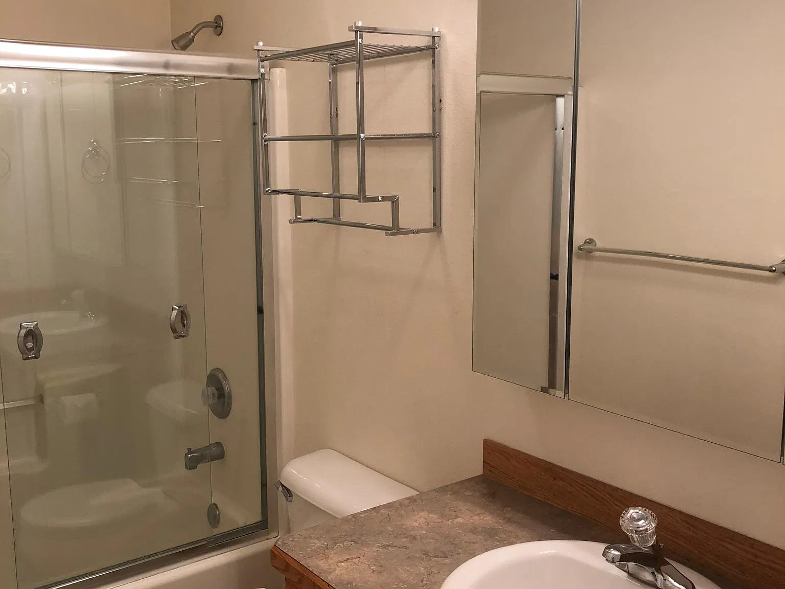 1610 Woodroe Ln — Photo 3