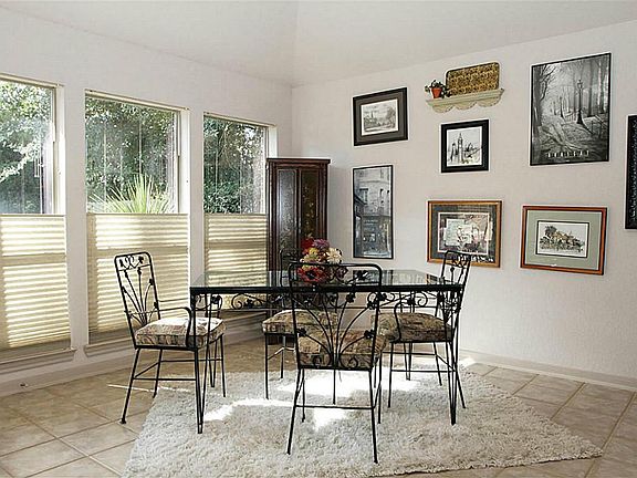 Light and bright breakfast room