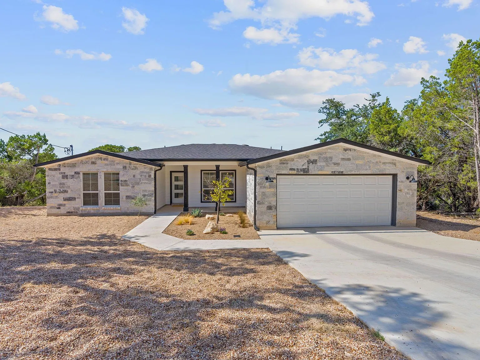 4 bed, 2.0 bath, 1837 sqft, $2,500 — Photo 2