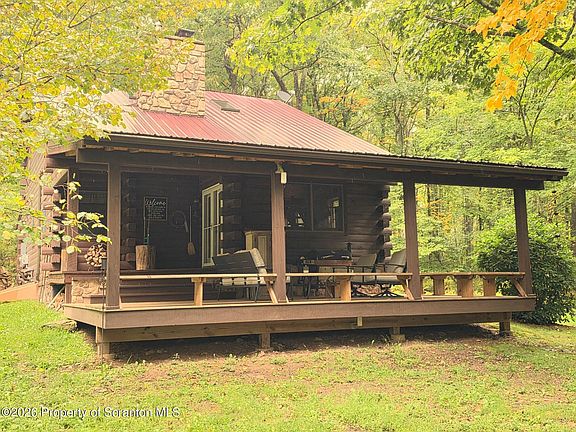 5th image of 991 Laurel Ln
