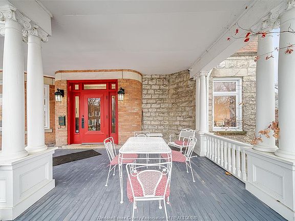 5th image of 259 Wellington St W