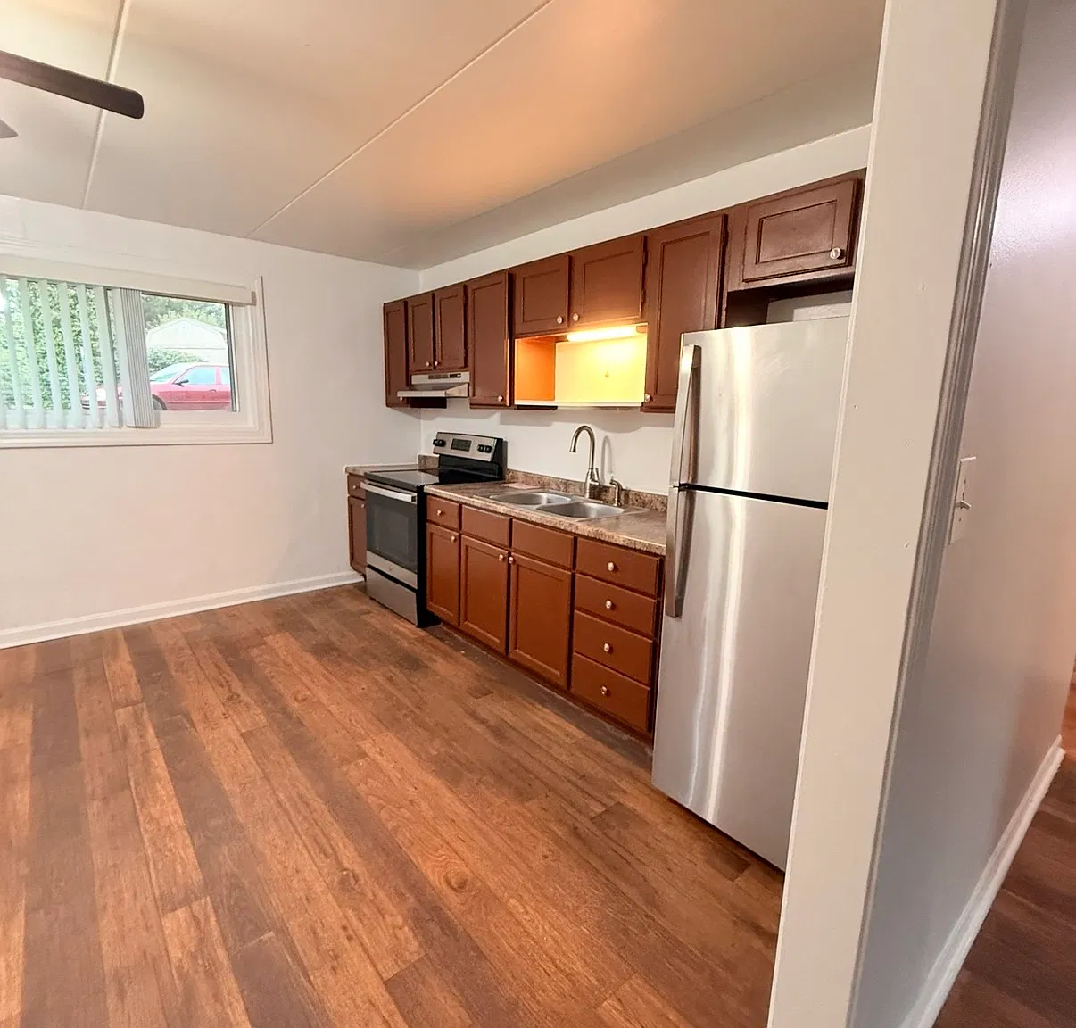 2 bed, 1.0 bath, $1,425 — Photo 2