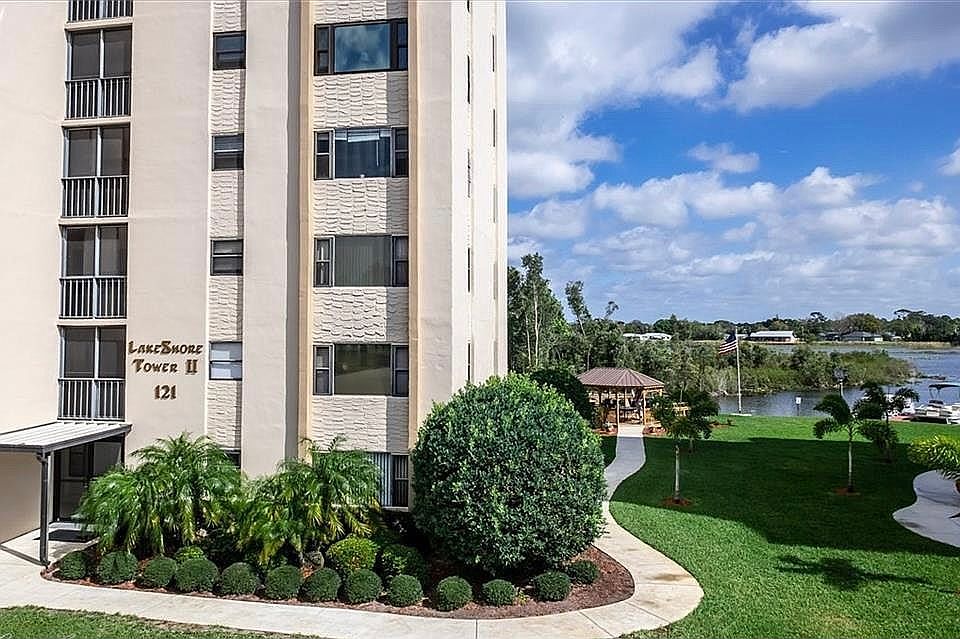 2nd image of 121COUNTRY Club Rd #302