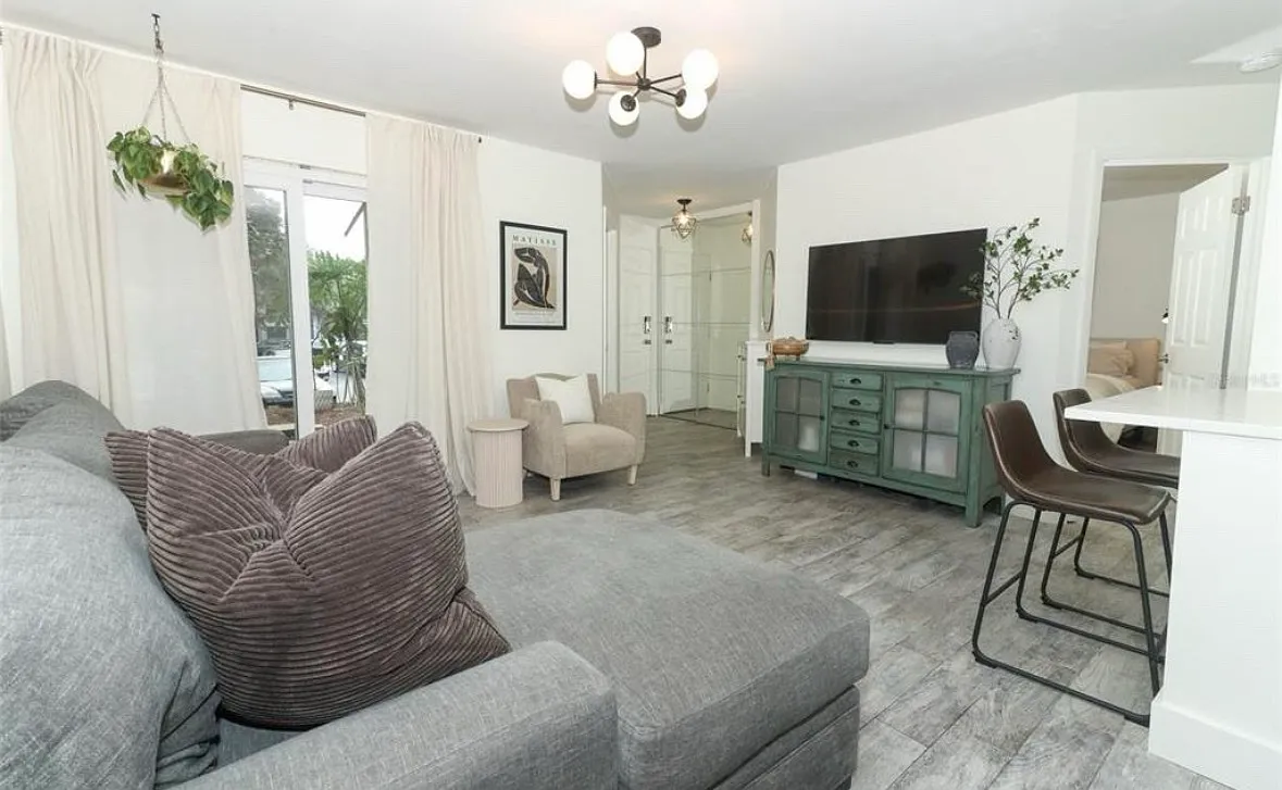 3 bed, 1100 sqft, $2,300 — Photo 3