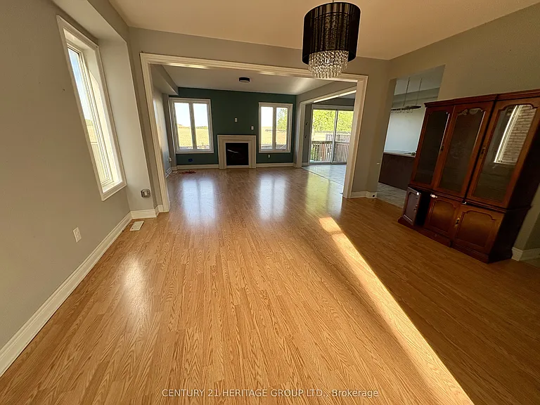 129 Robert Wilson Cres — Photo 3