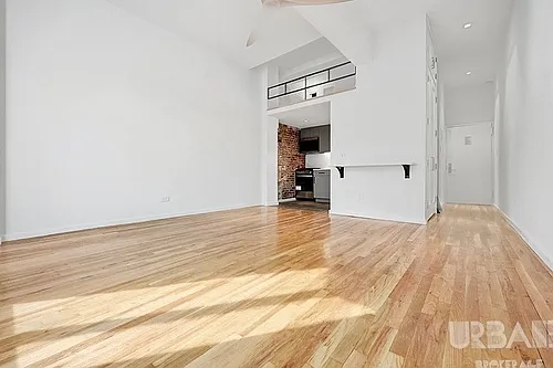 123 Bank St Photo 1