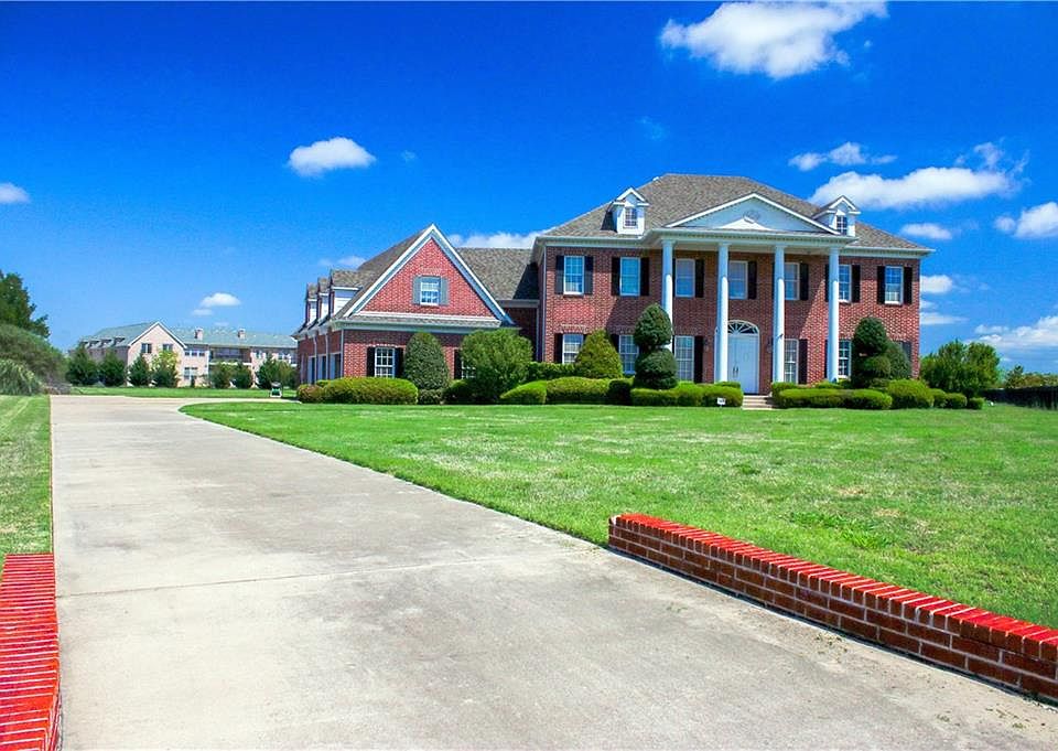1st image of 211 Summer Hill Ln