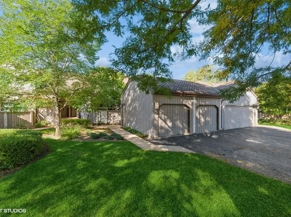 1290 Oak Hill Rd APT D, Lake Barrington, IL 60010
