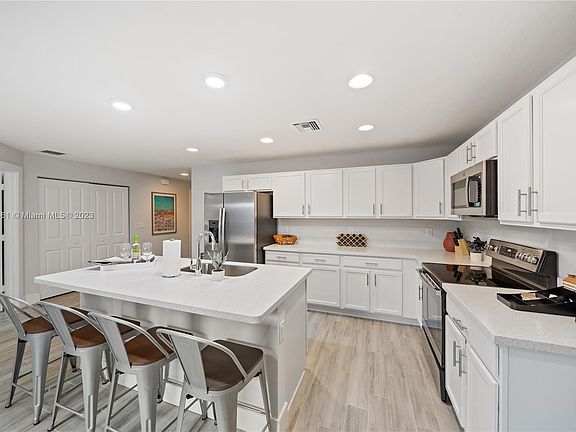 3rd image of 512 Lilac Ct