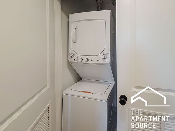 3rd image of 2238 N Bissell St #1E