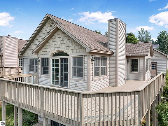 4th image of 2911 E Crown Dr