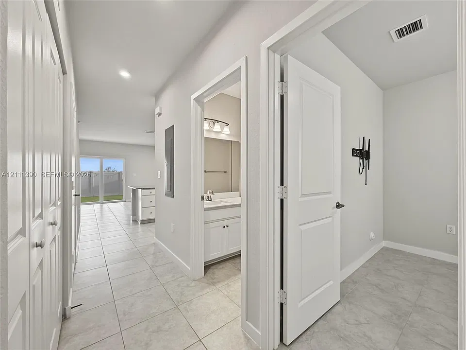 1074 NW 6th Ter
