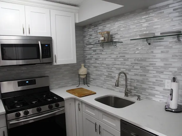 1240 Mulberry Dr, Mahwah, NJ 07430