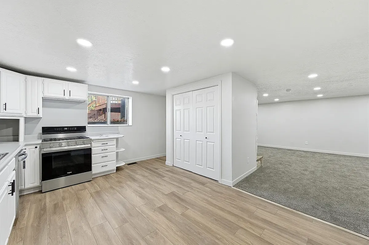 Building Photo - 1455 E 100th St S #2