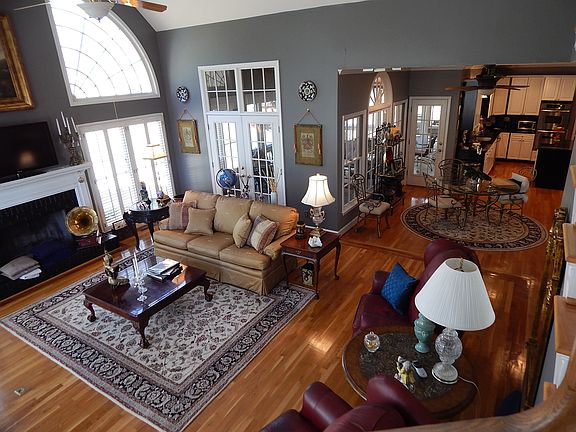 5th image of 915 Randall Ct