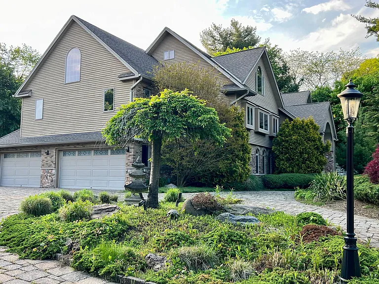 32 Topland Rd — Photo 2