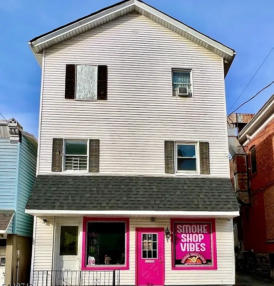 8 Newton Ave — Photo 1