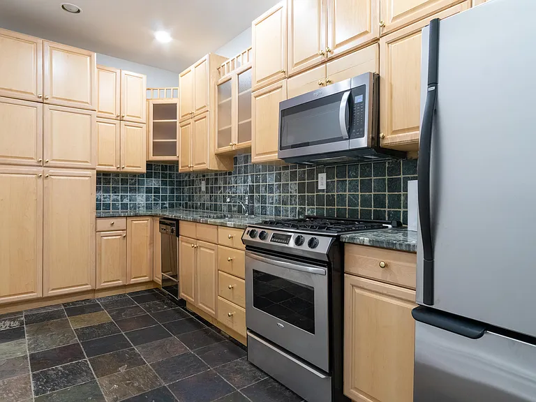 110 E 17th St #2R — Photo 9
