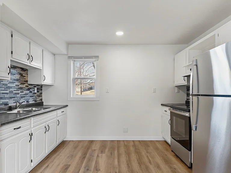 512 S Main St — Photo 3