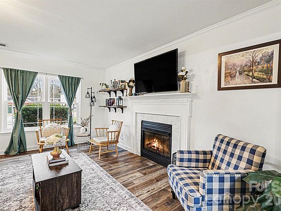 3rd image of 1636 Clooney Ln