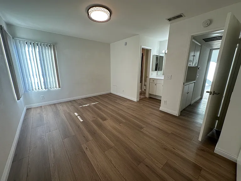 16741 Vanowen St #I — Photo 12