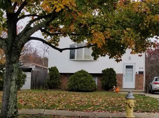 256 Park Ave, Lindenhurst, NY 11757