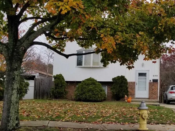 256 Park Ave, Lindenhurst, NY 11757