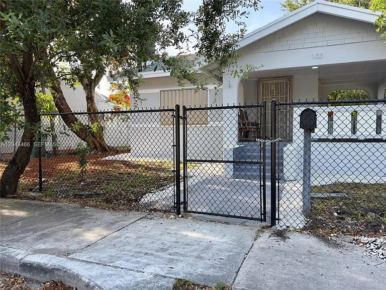 103 NW 35th St — Photo 22
