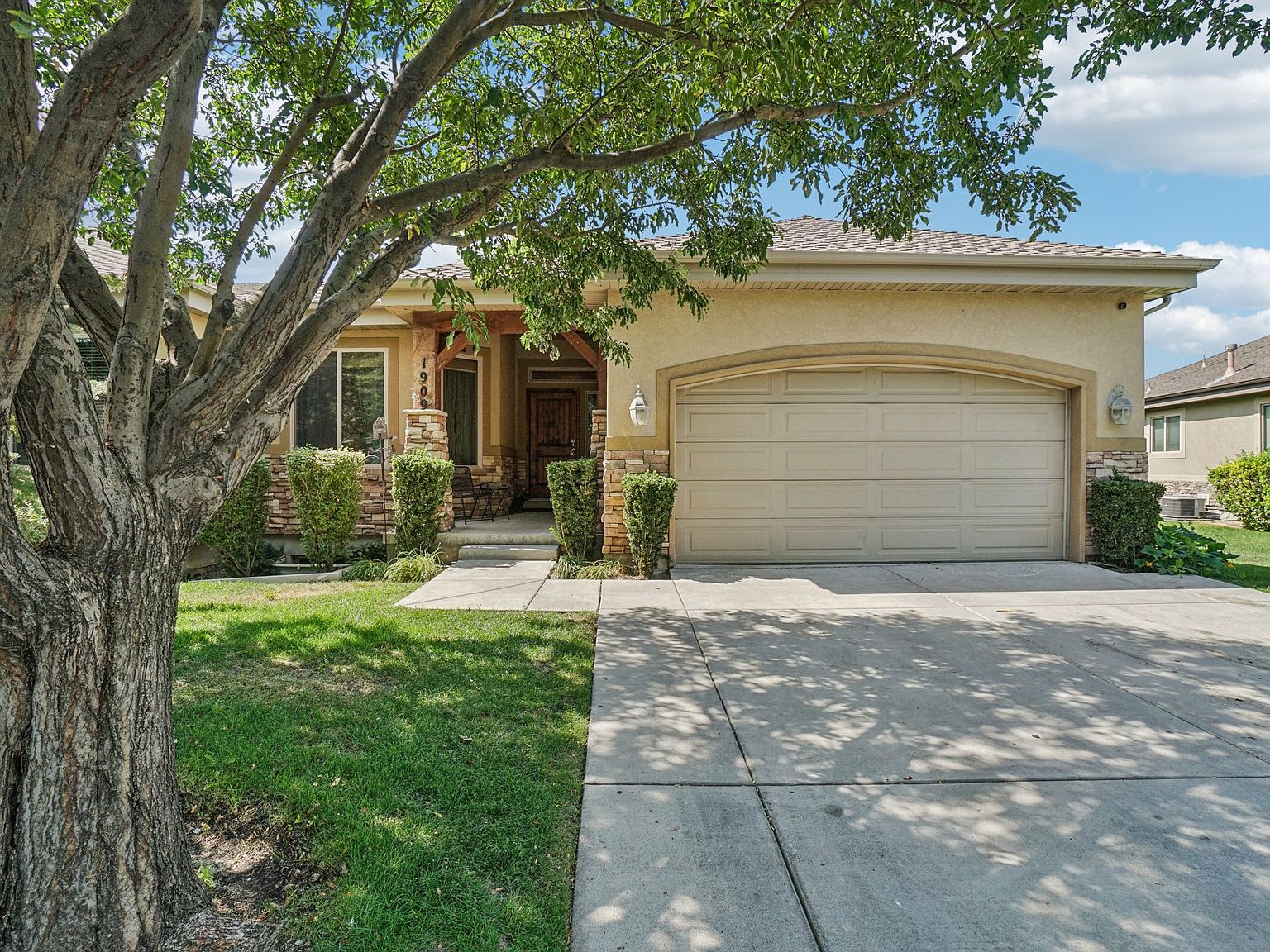 1909 W Golden Pond Way