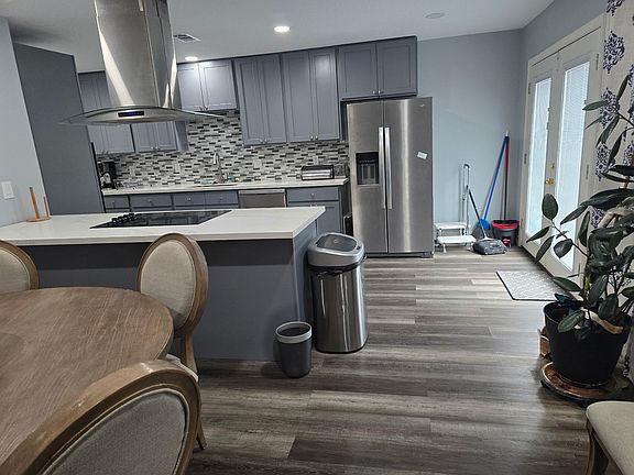 2nd image of 2539 Planters Row