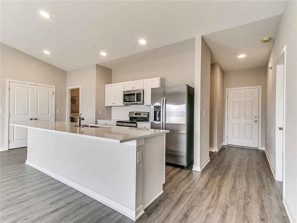 4 bed, 2202 sqft, $2,666 — Photo 4