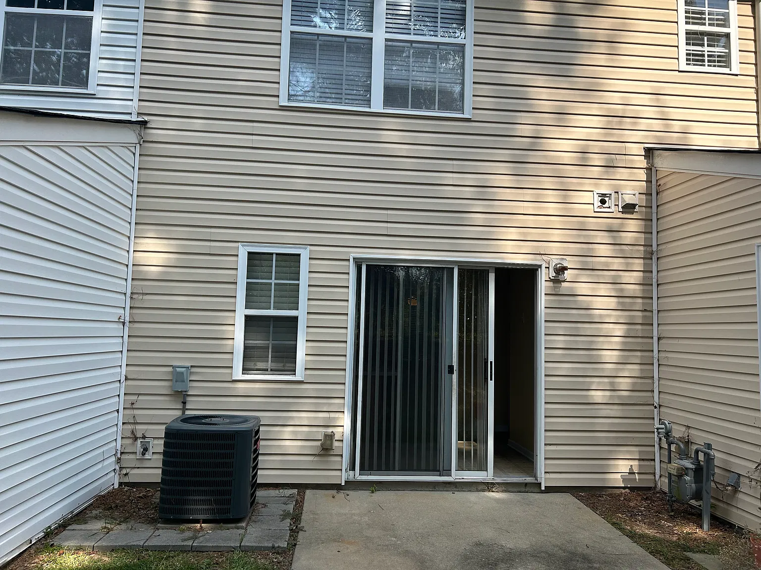 2 bed, 2.5 bath, 1320 sqft, $1,745 — Photo 2