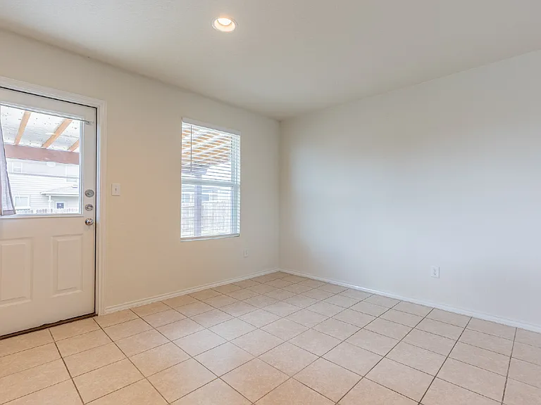 10203 Reyes Hts — Photo 12